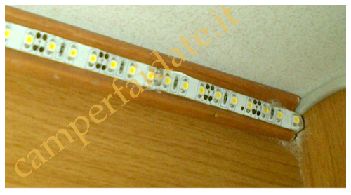 particolare cornice con striscia led dinette-camperfaidate.it